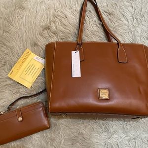 BNWT Gorgeous Dooney & Bourke Tote With Matching Wallet/Wristlet❤️❤️